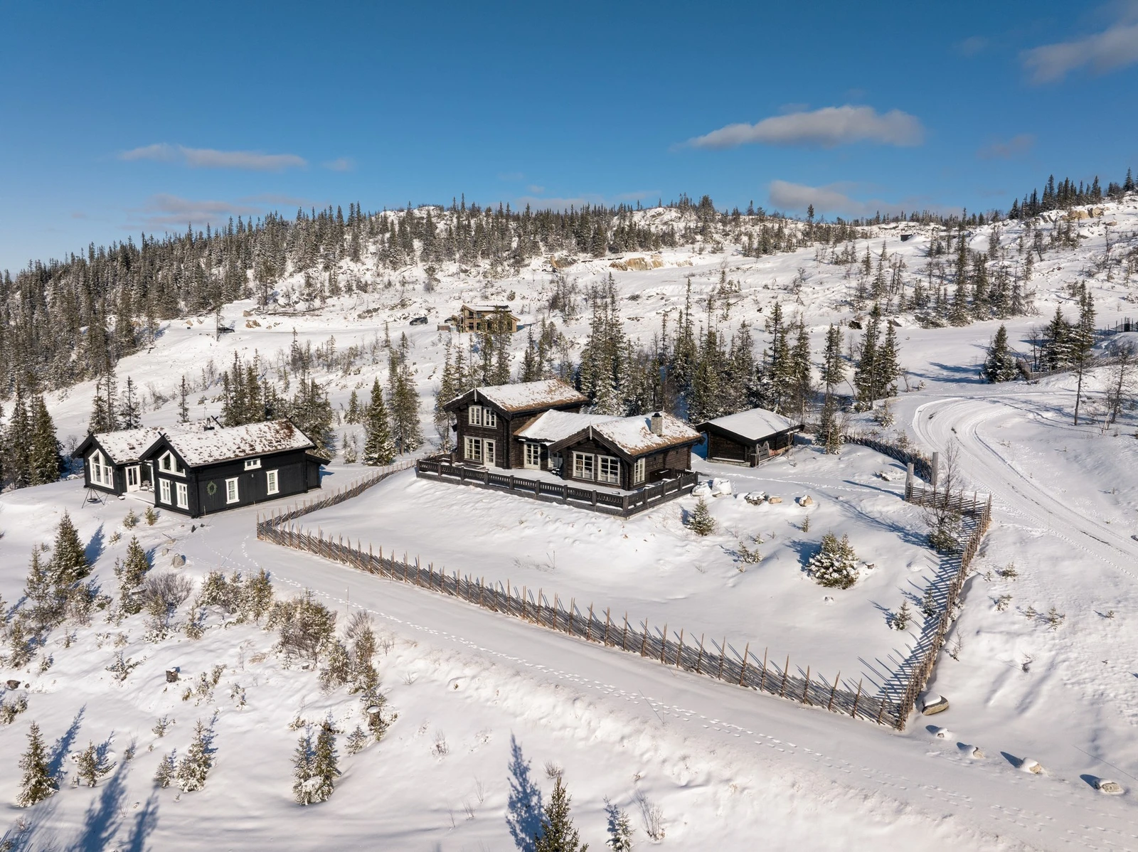 Eiendommen har en stor tomt med hytte, gildestue, og sportsbod. Galleribilde