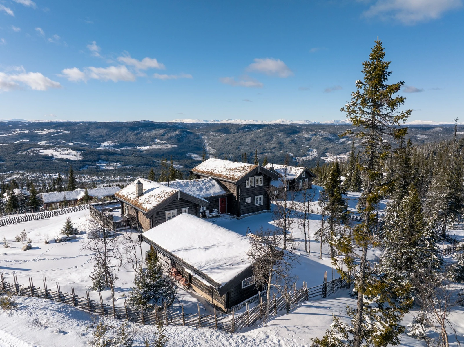 Panorama utsikt mot bla Hallingskarvet, Ålingsfjella, Hemsedalsfjella og Jotunheimen! Galleribilde