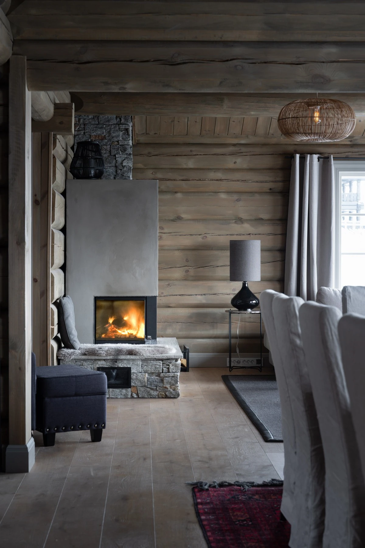 Peisen har en sentral plassering og kan sees både fra stue og spisestue. Galleribilde