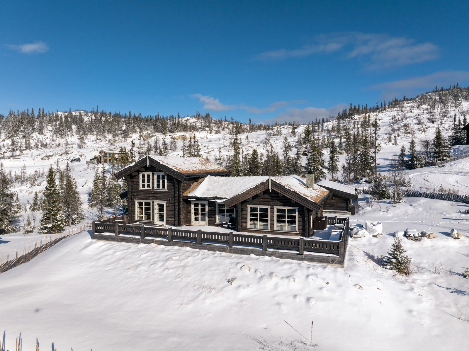 Innholdsrik og moderne hytte
i laftet tømmer. Galleribilde