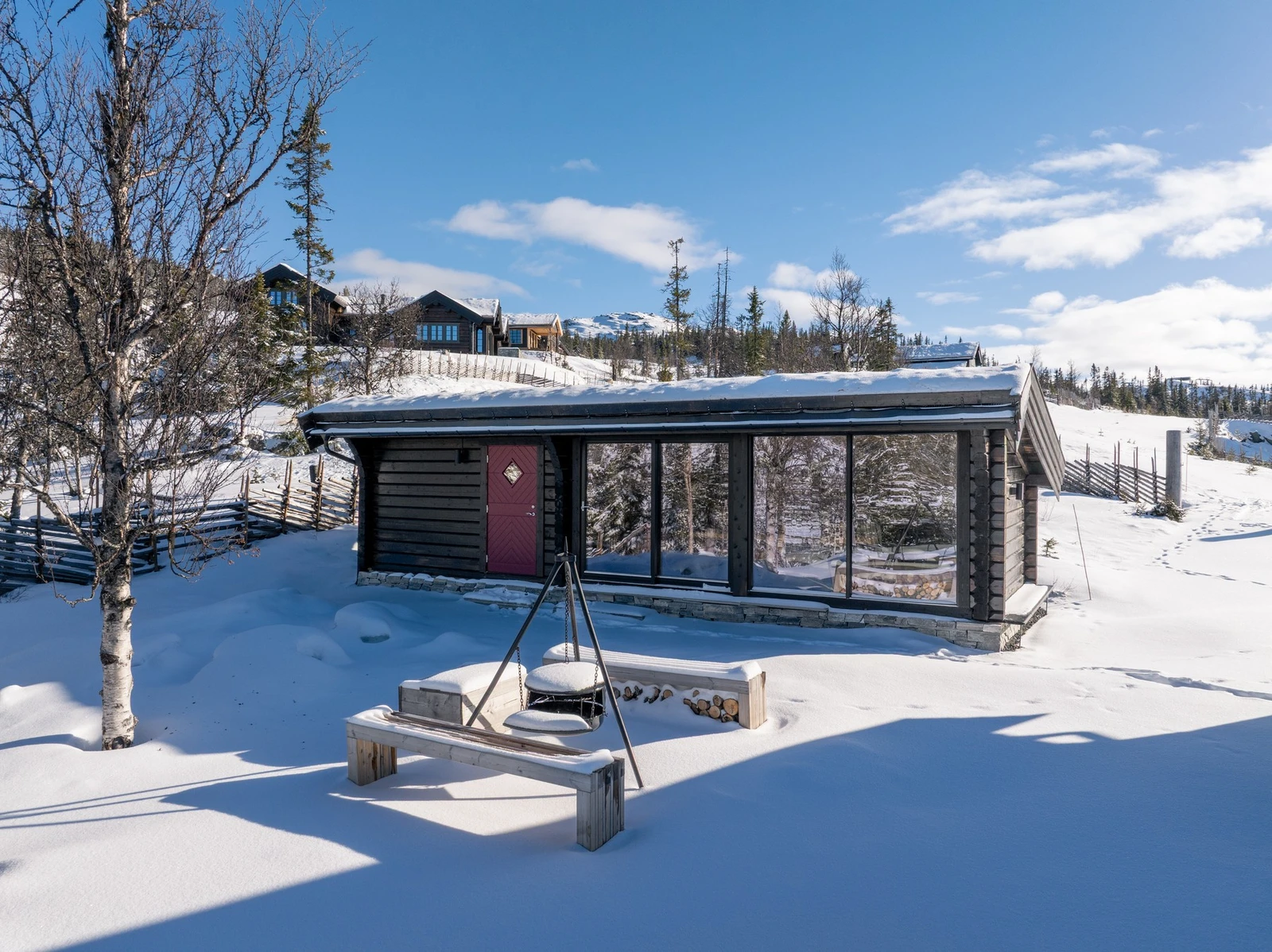 Gildestuen og sportsboden er oppført i laftet tømmer. Galleribilde