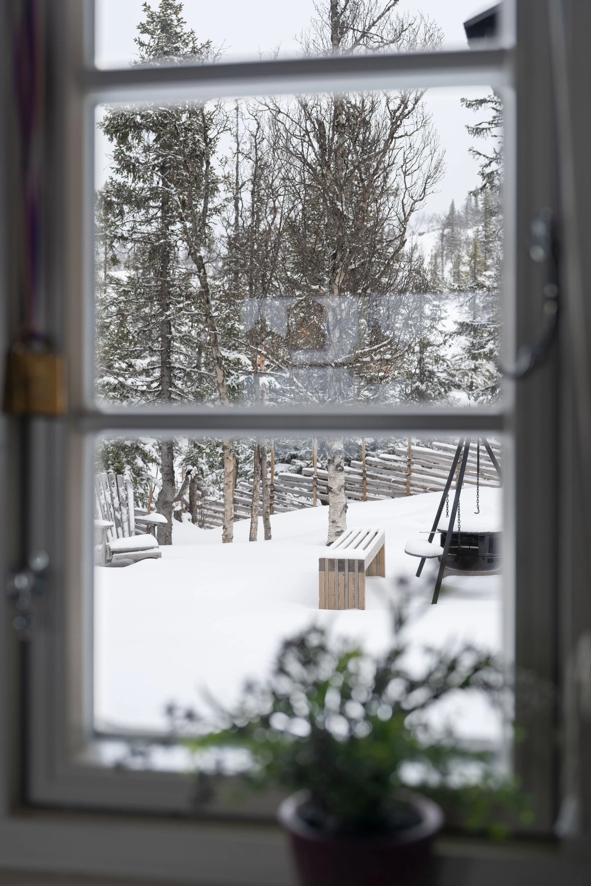 Utsikt ut til tunet fra kjøkkenet. Galleribilde