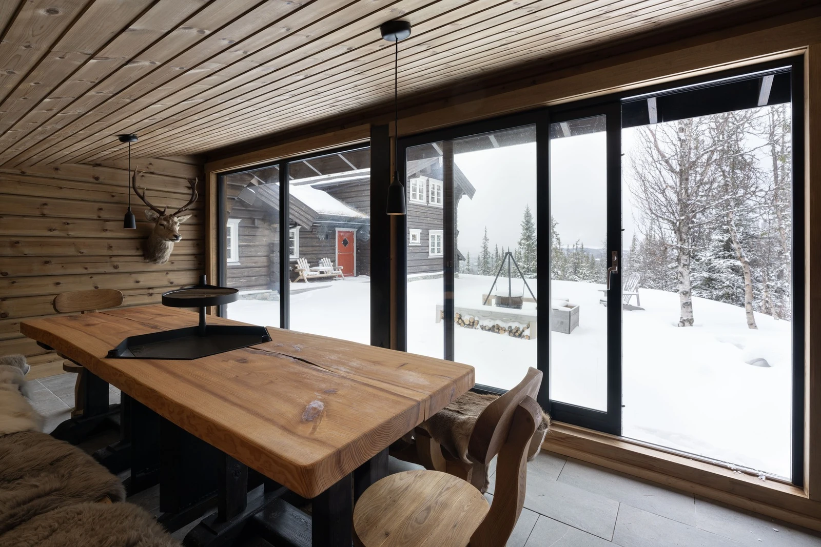 Gildestuen har god plass til å invitere til hyggelige lag. Galleribilde