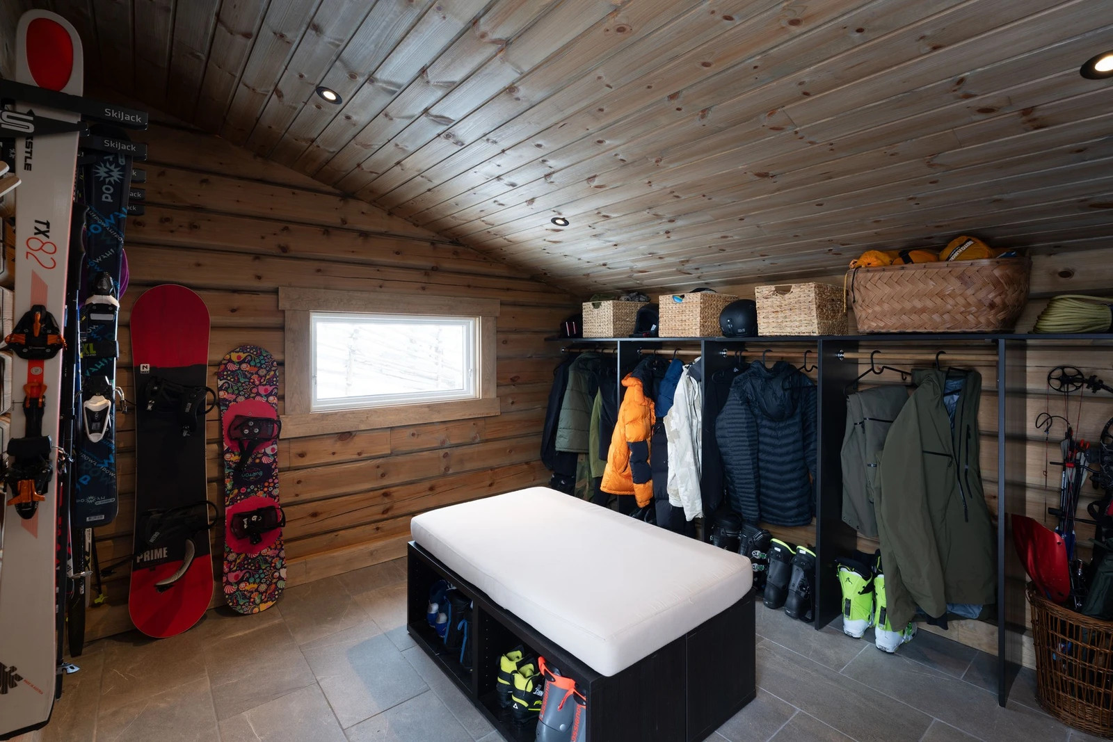 Praktisk sportsbod med plass til det du trenger av turutstyr for både vinter og sommer aktiviteter. Galleribilde