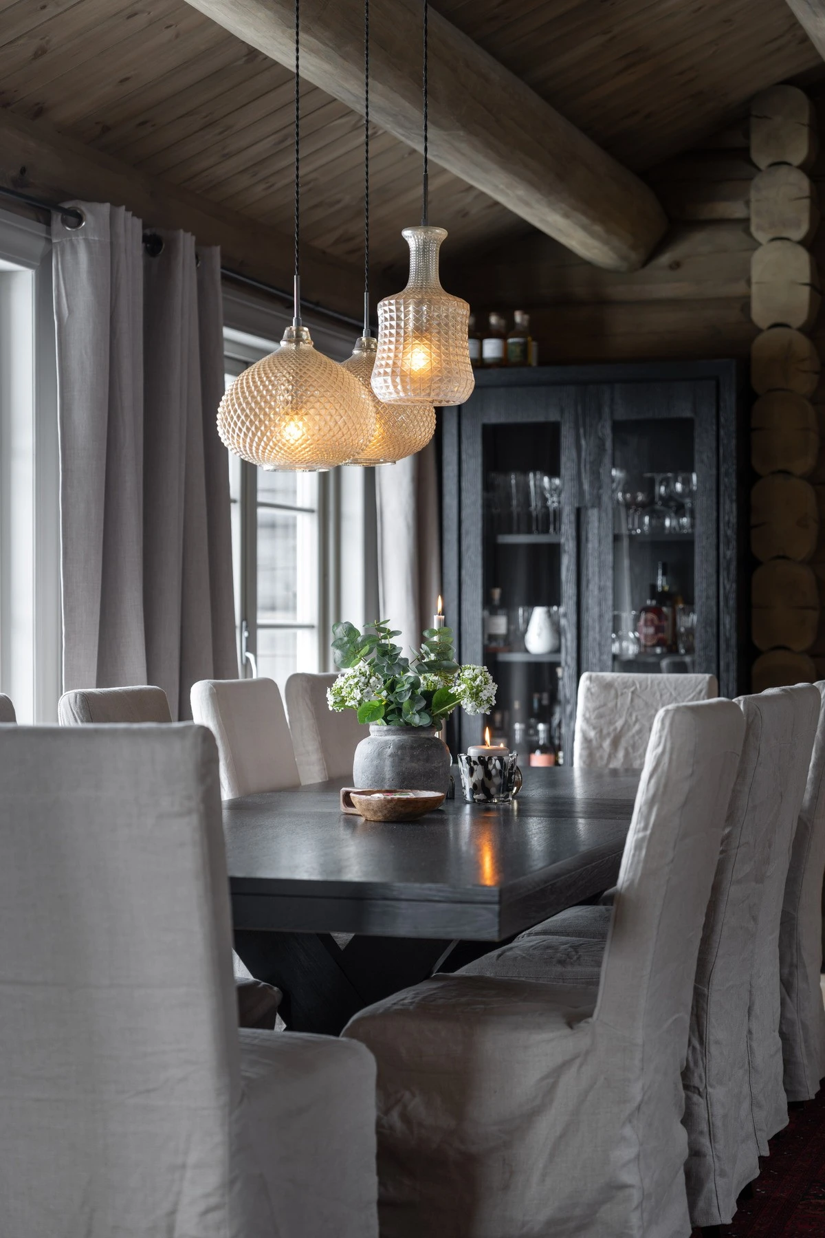 Plass til en stor spisegruppe, hvor måltider kan nytes med god utsikt. Galleribilde