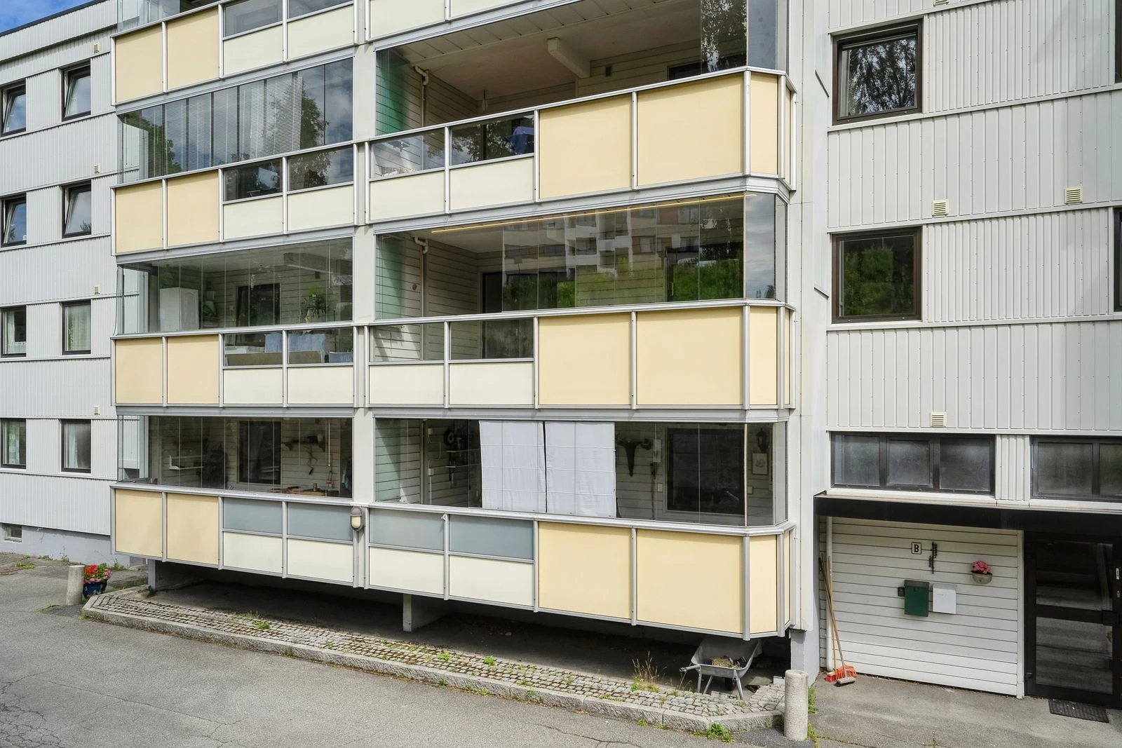 Det er umiddelbar nærhet til dagligvare, buss, barnehage, barneskole og idrettsanlegg.