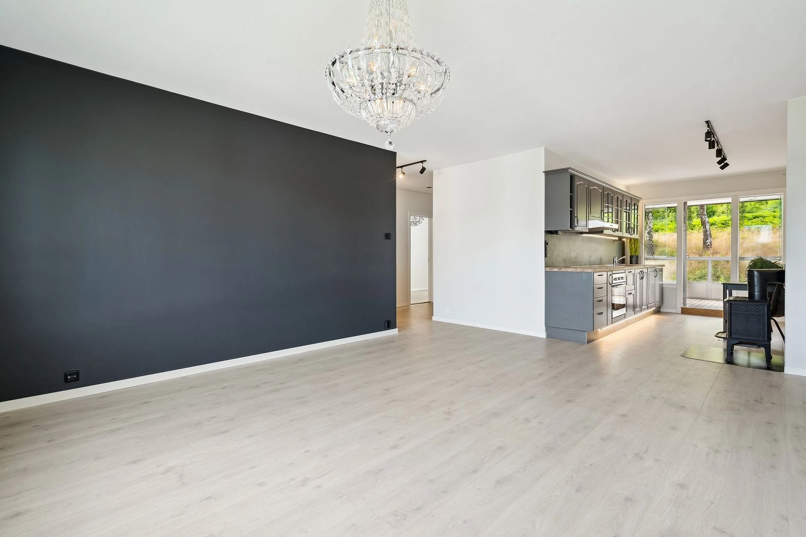 Moderne åpen løsning med spisestue, kjøkken og stue.