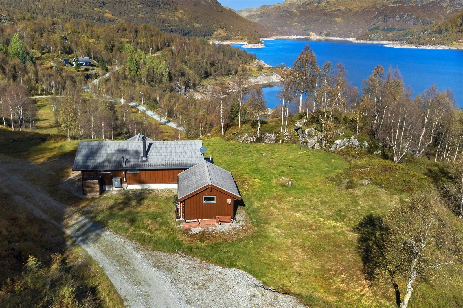 Meget flott beliggenhet / utsikt . Barnevennlig og romslig uteområde rundt hytta. Galleribilde