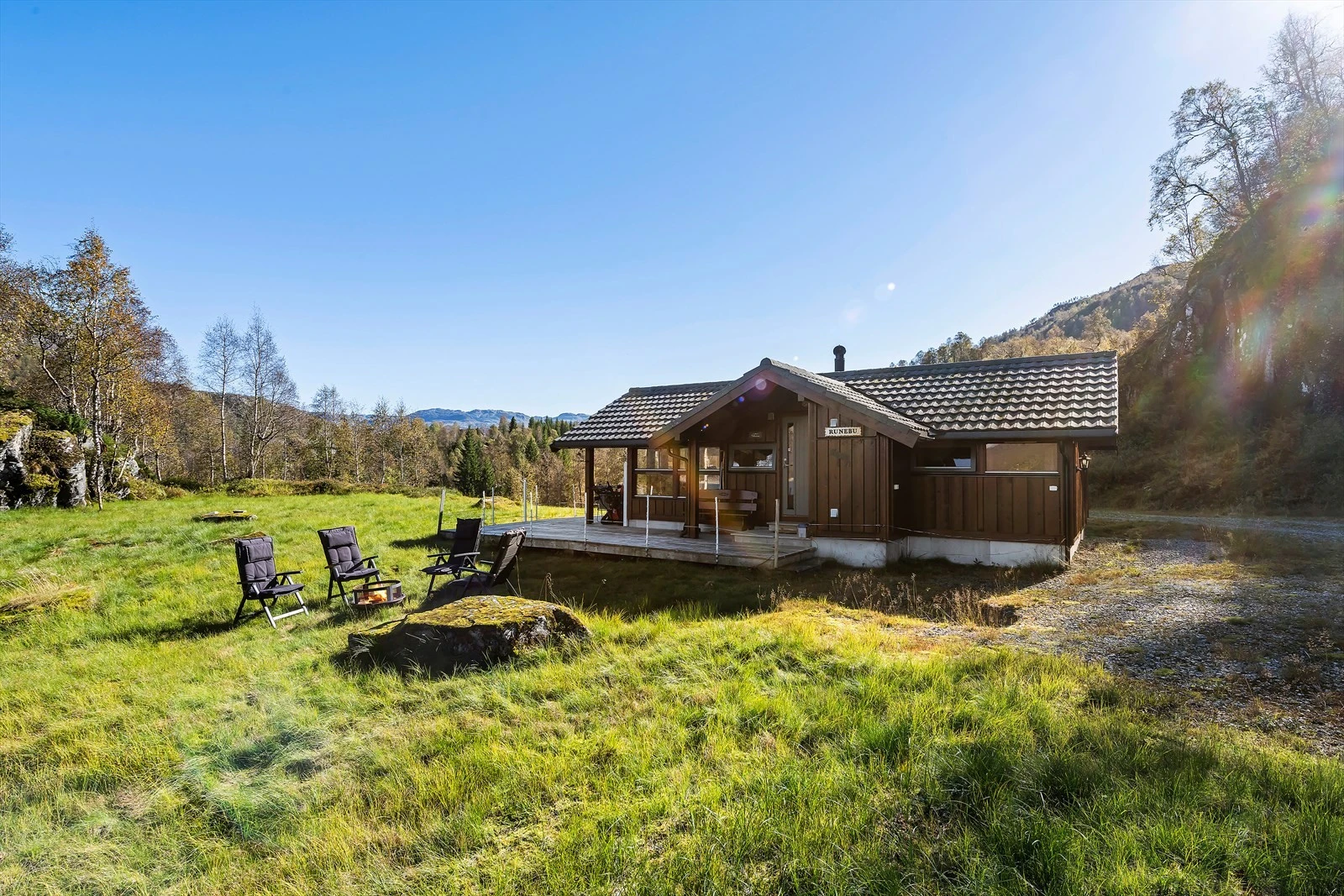 Fasade - barnevennlig og romslig uteområde rundt hytta Galleribilde