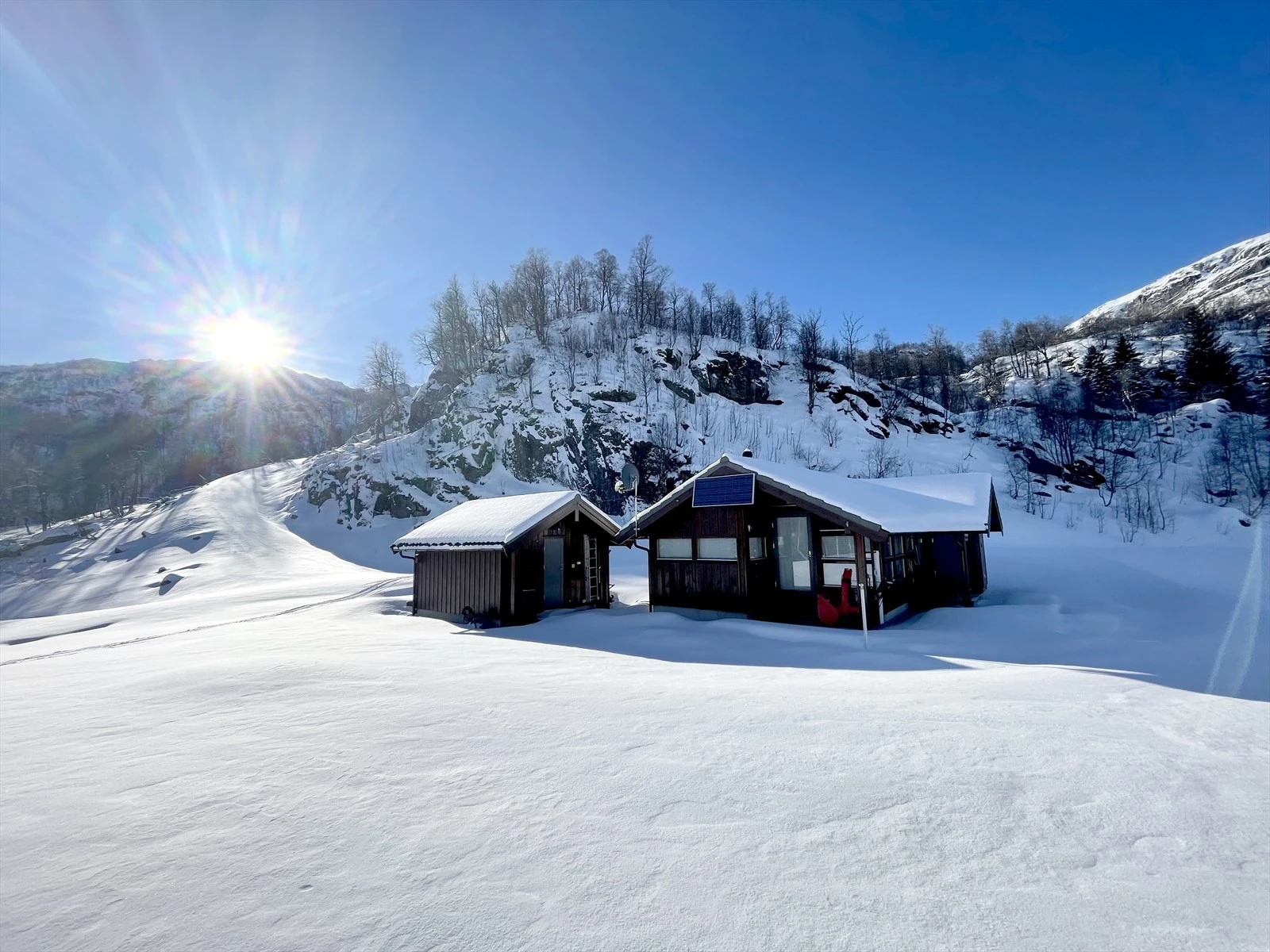 Barnevennlig område - stor boltreplass rundt hytta Galleribilde