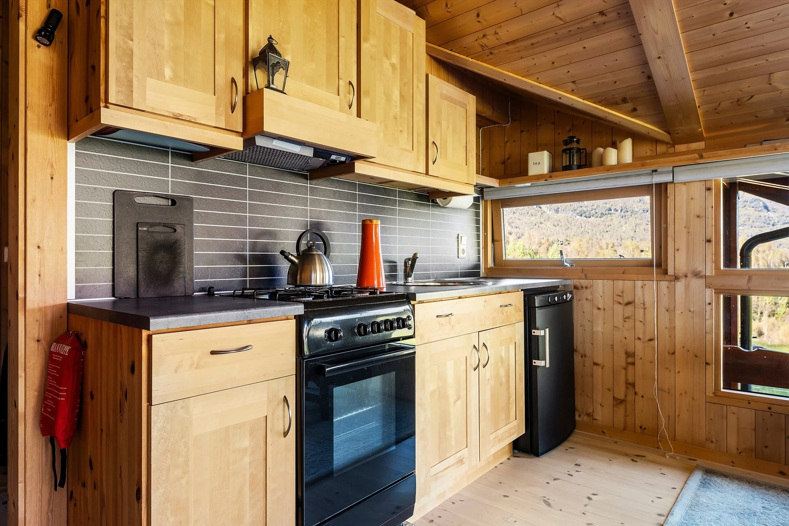 Kjøkken fra Trestubben med fronter av bjørk Galleribilde