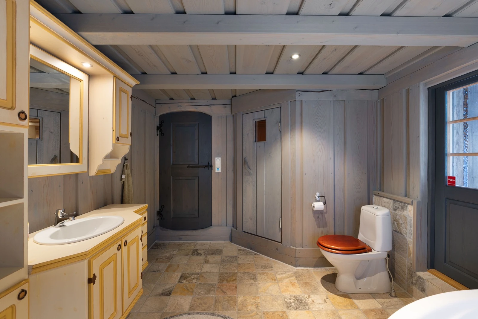 Badet har utgang til veranda samt badstue Galleribilde