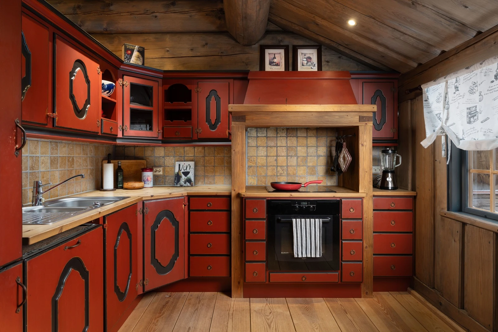 Godt utstyrt kjøkken med innredning i heltre Galleribilde