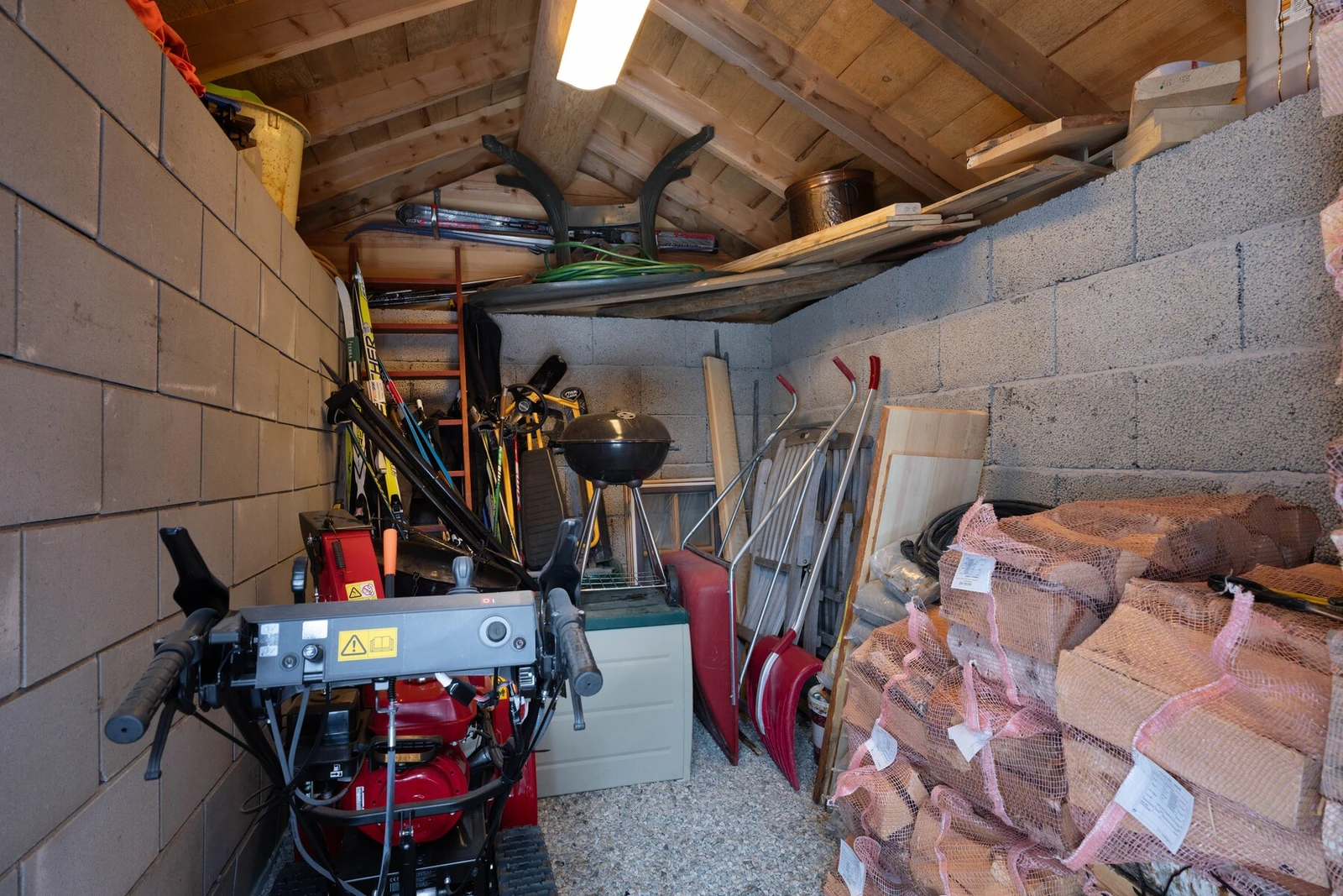 Uthus med god plass til lagring Galleribilde