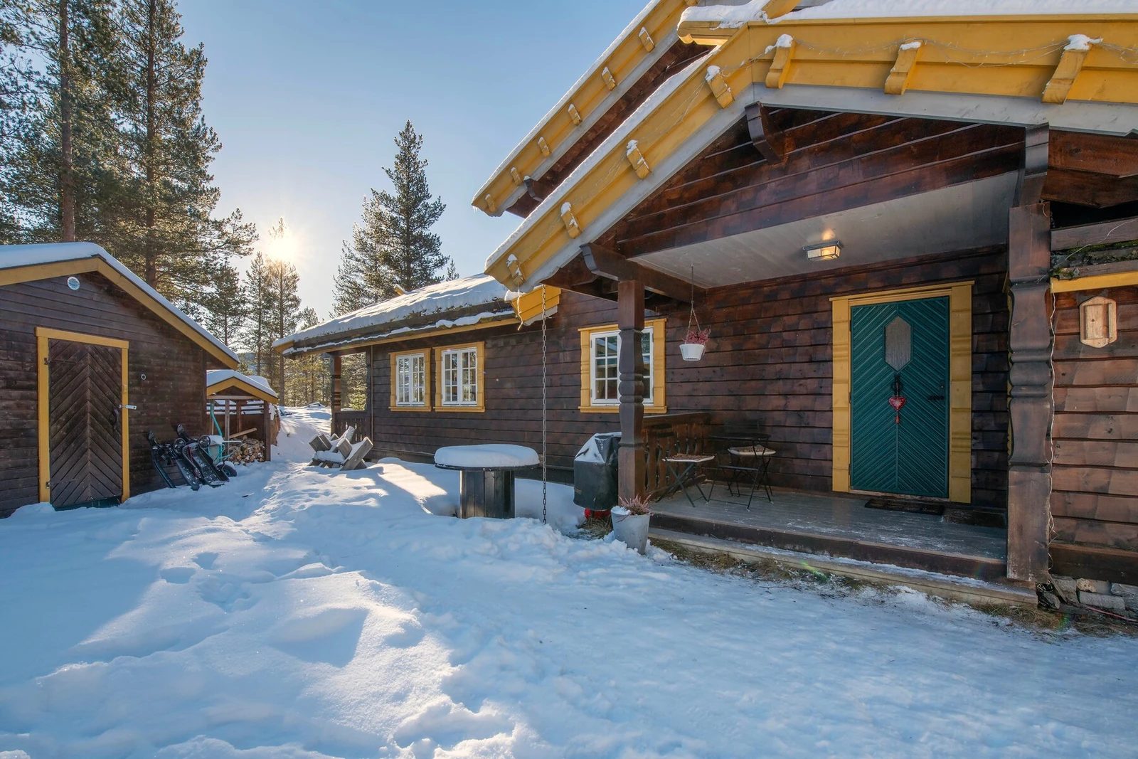 Hytten et stort uthus. Perfekt for oppbevaring av utstyr. Galleribilde