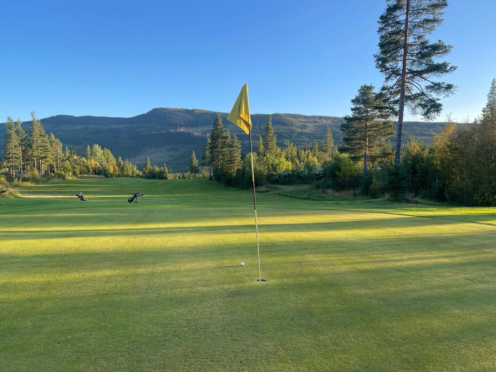 Nyt solfylte sommerdager på golfbanen som ligger et steinkast unna. Galleribilde