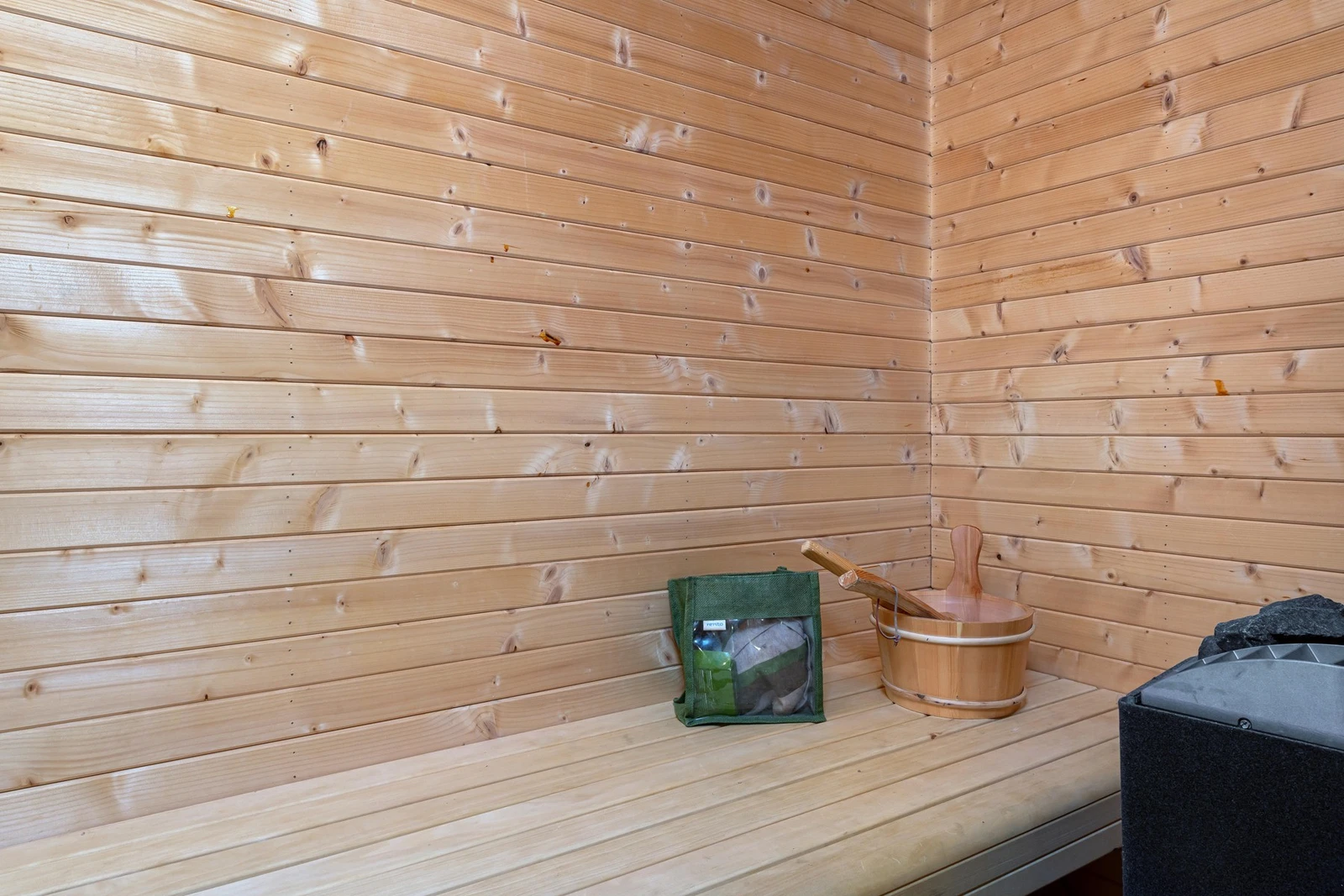 Badstuen har en lang benk med plass til flere. Galleribilde