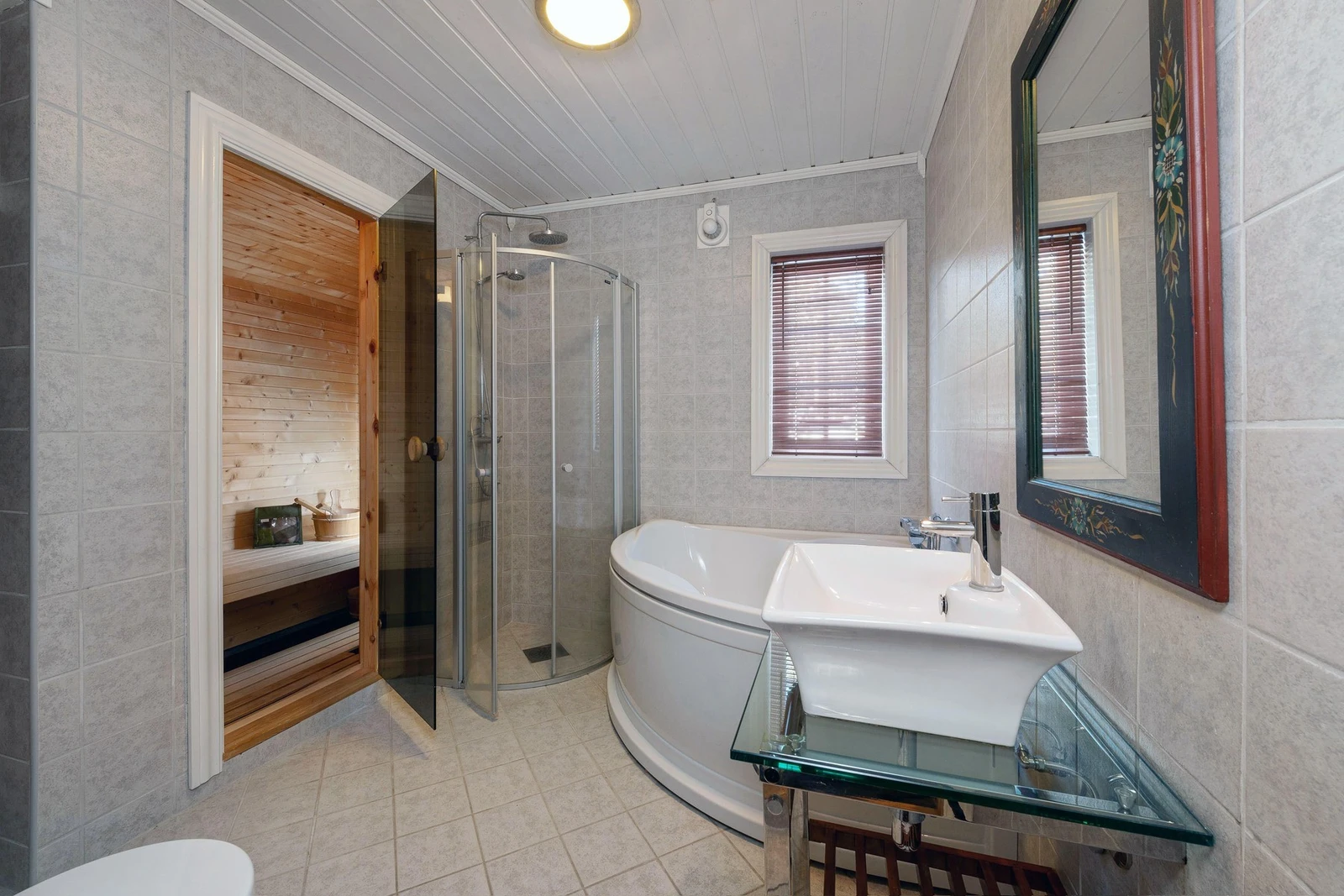 Hytten har et stort bad med badstue. Galleribilde