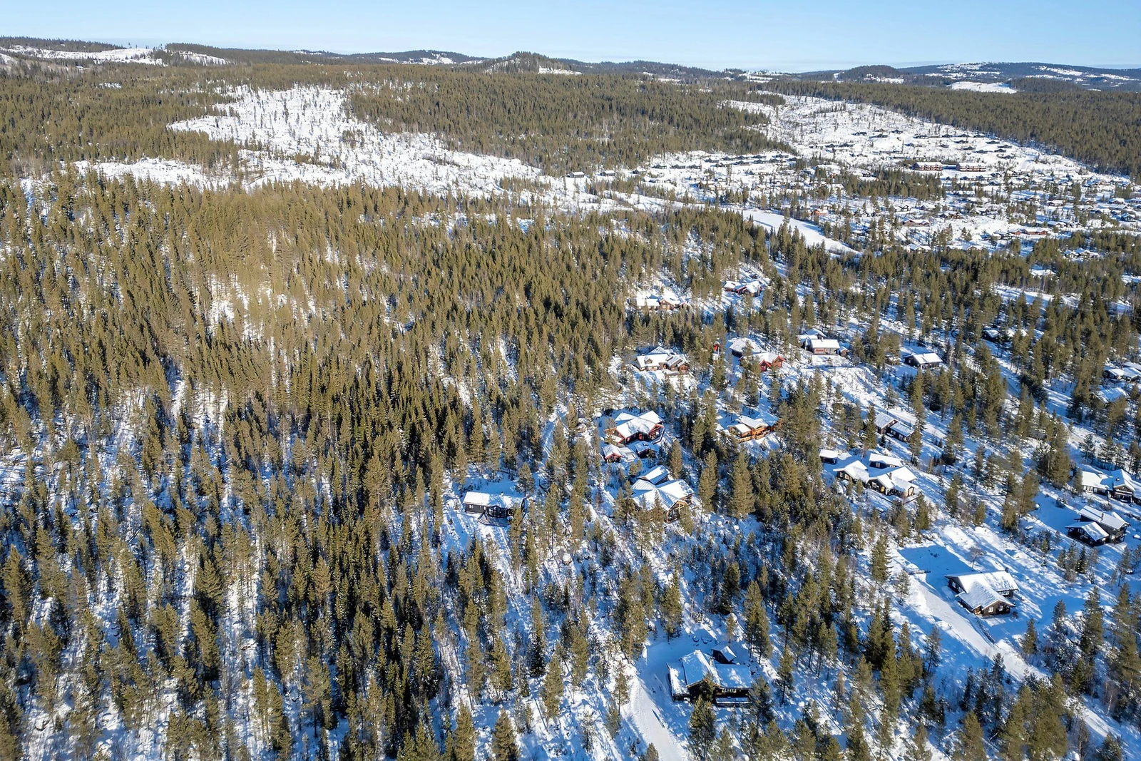 Hytten ligger i et fint hyttefelt med flere hytter i omkretsen. Galleribilde