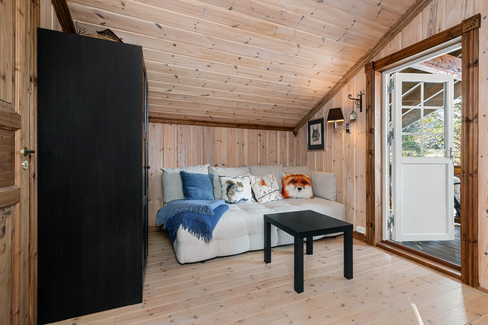 Plass til å trekke seg bort med utgang til balkong. Galleribilde