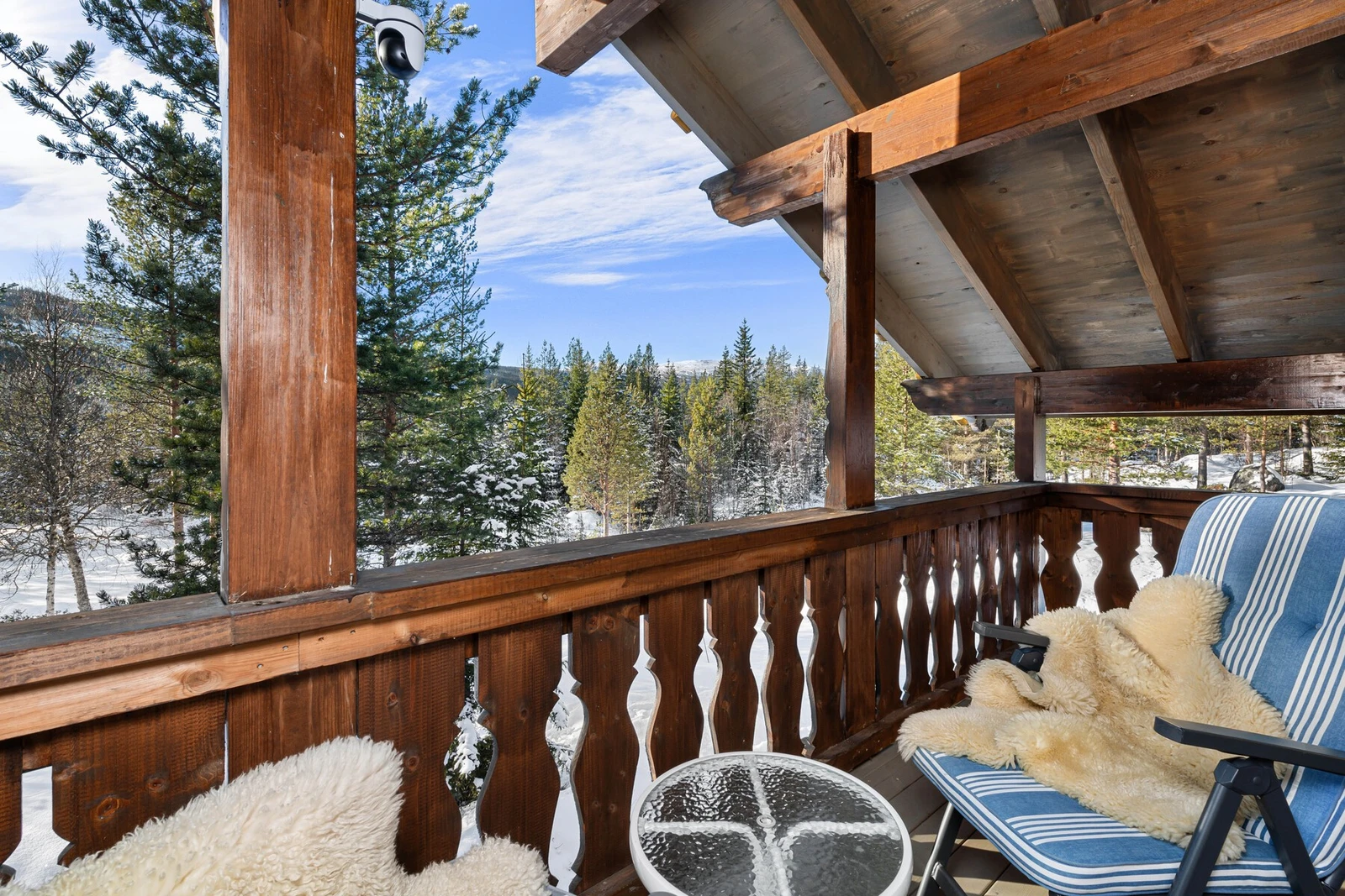 Utsikt mot vakker norsk natur. Galleribilde