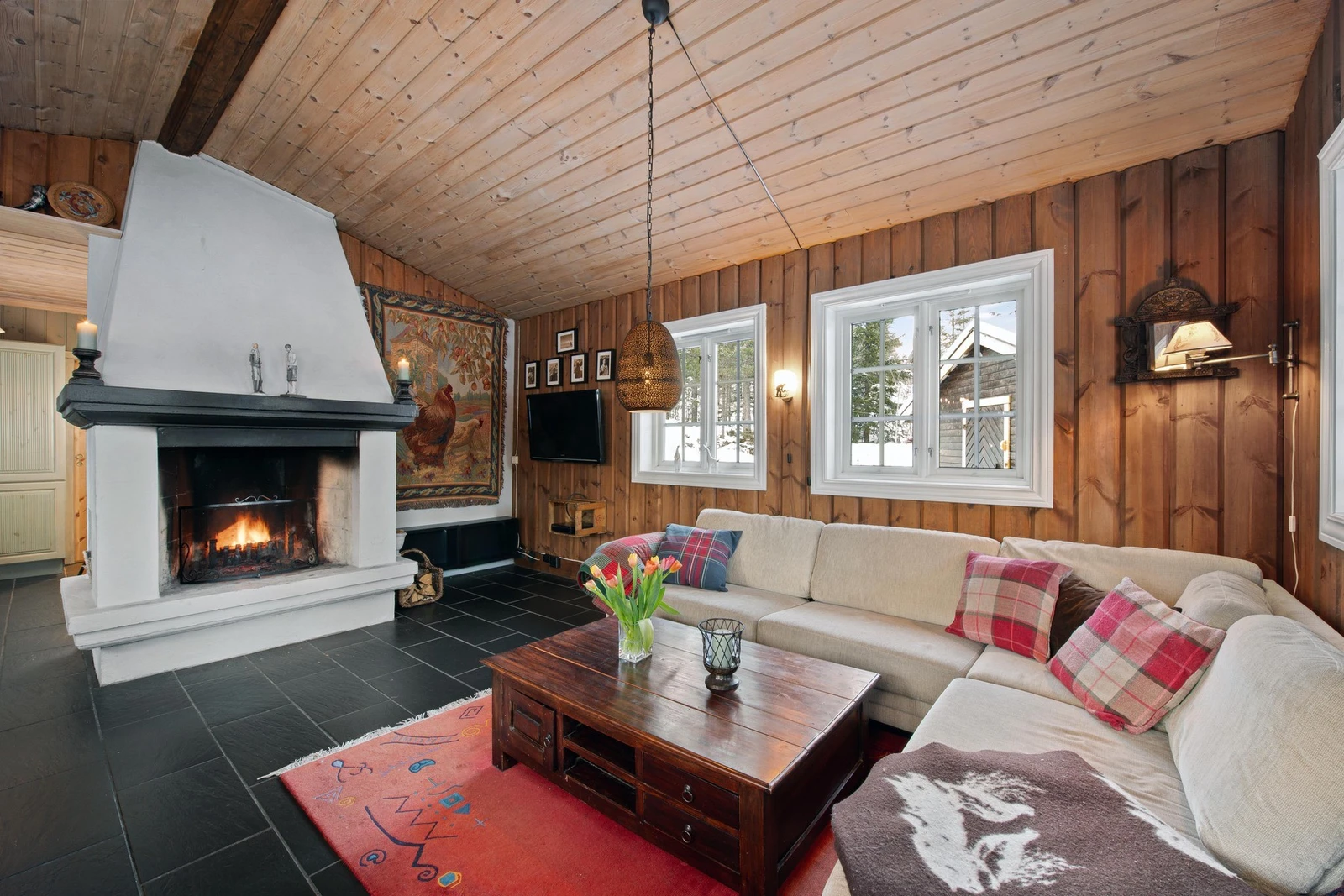 I stuen er det også plass til en sofa. Galleribilde