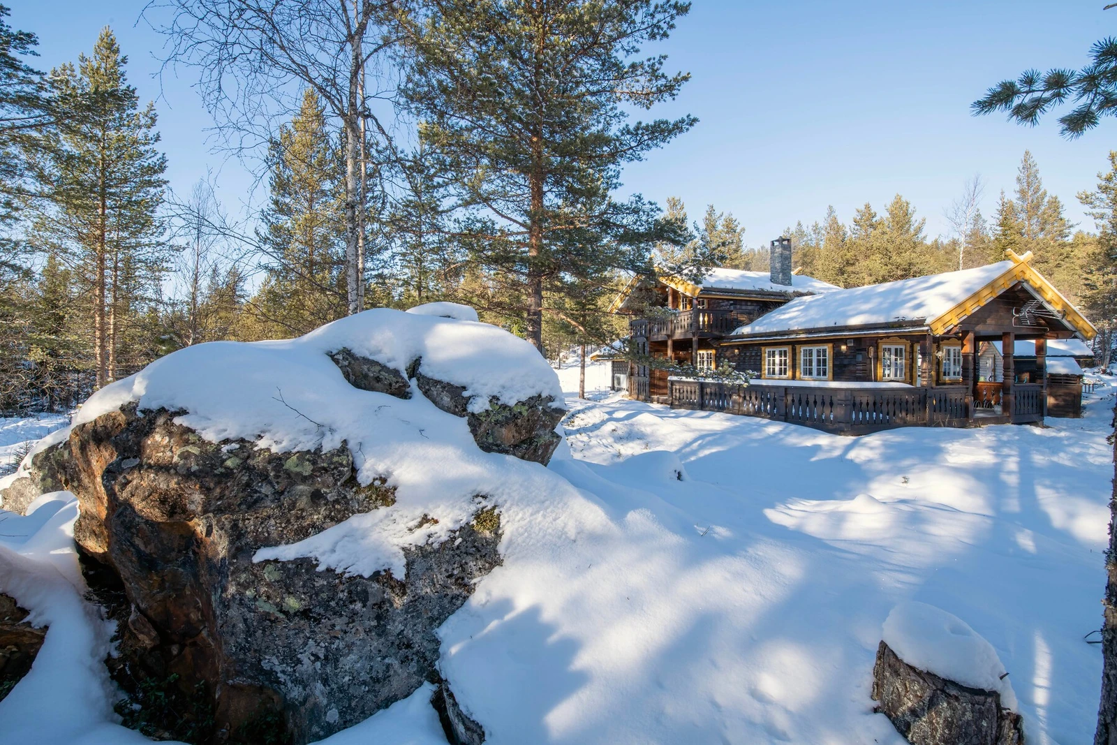 De solfylte dagene kan nytes på en stor veranda eller balkong. Galleribilde