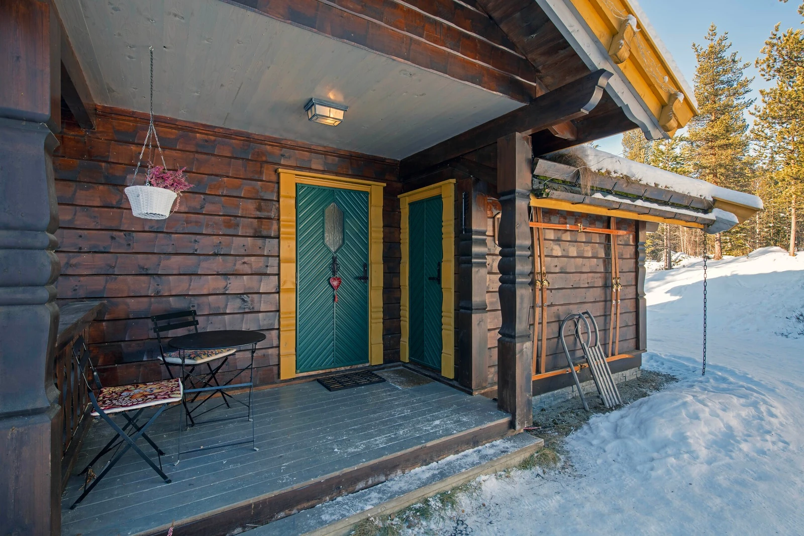 Overbygget og innbydende inngangsparti, med bod til høyre. Galleribilde