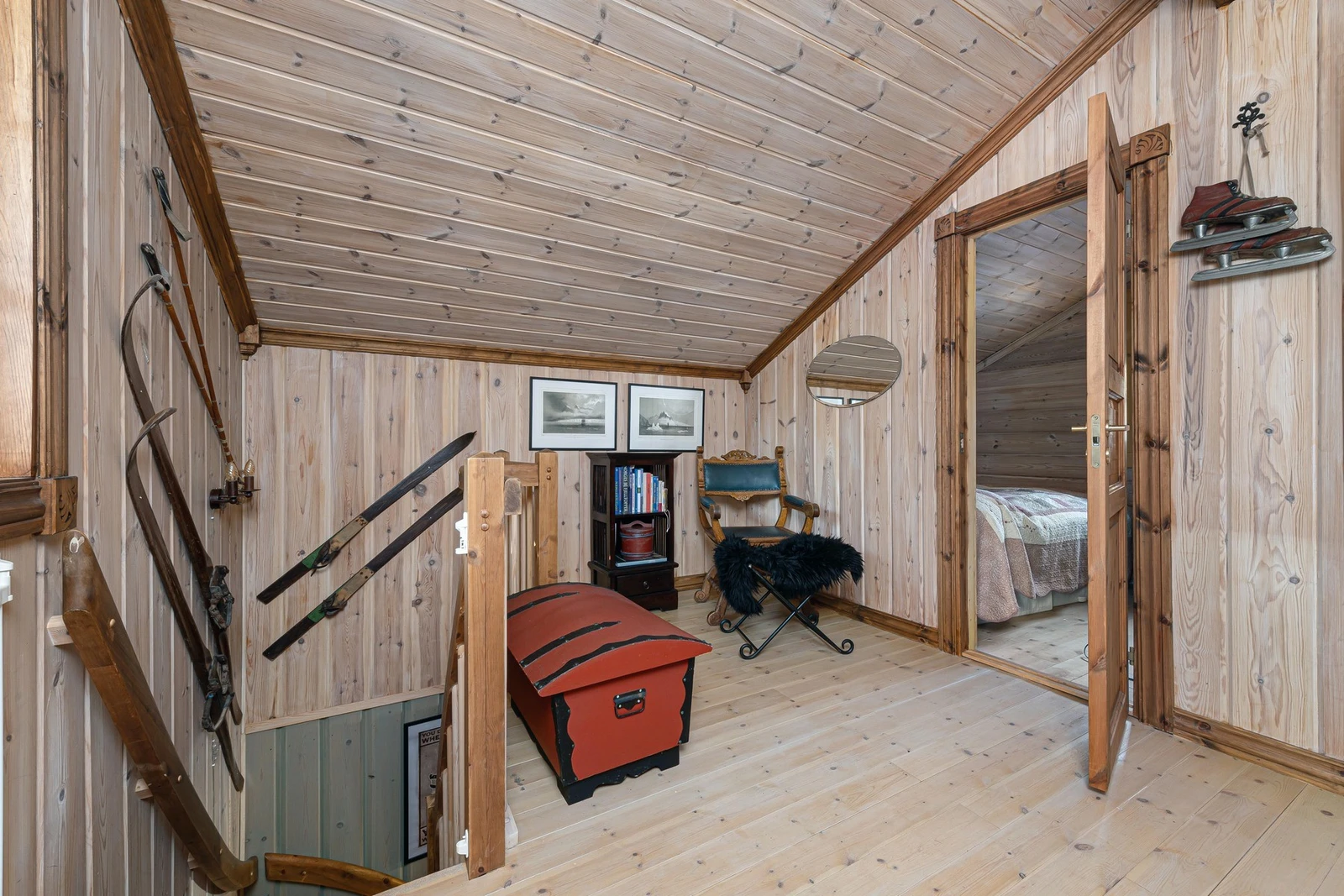 Andreetasjen består av to soverom og en loftstue. Galleribilde