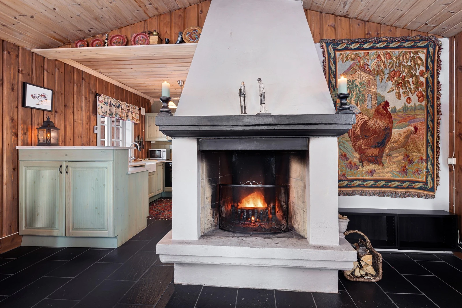 Midtpunktet er en stor murt peis som varmer godt på kalde dager. Galleribilde