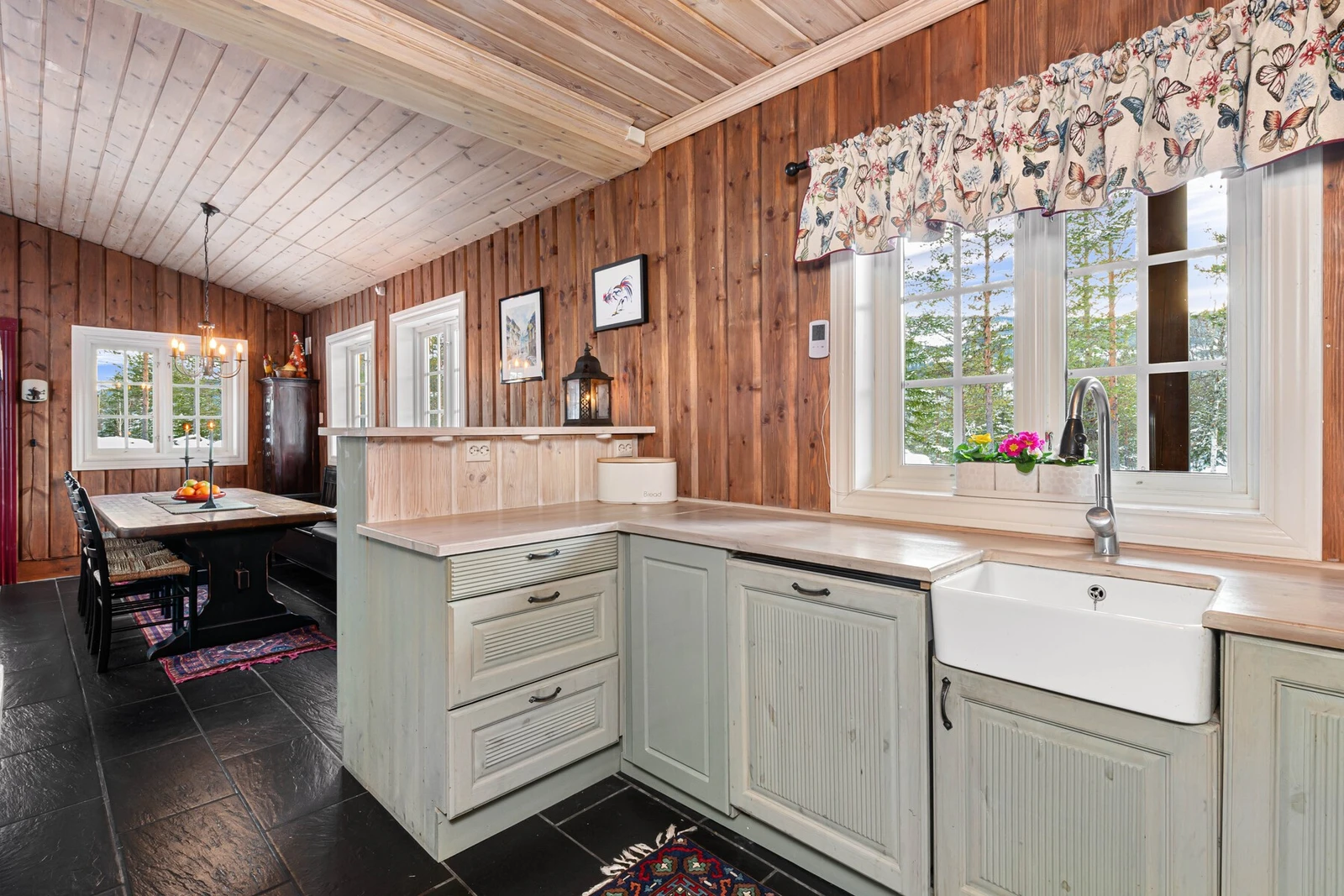 Lyst og innbydende kjøkken med åpen løsning mot stue/spisestue. Galleribilde