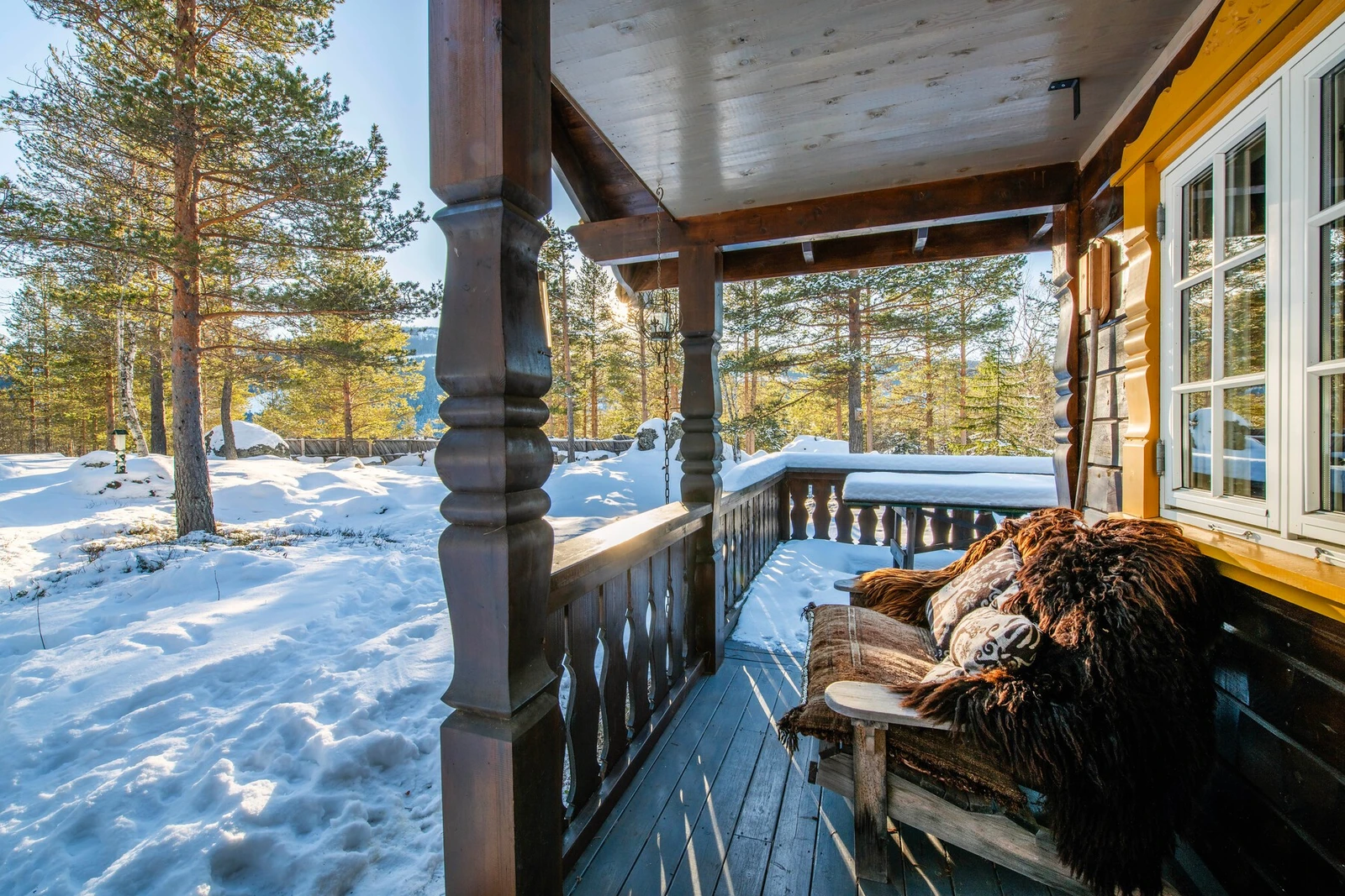Verandaen strekker seg på flere sider av hytten noe som gjør det mulig å nyte solen flere tider til døgnet. Galleribilde