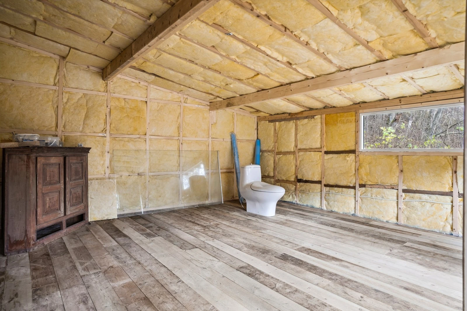 Stort rom i uthus (anneks) med gode muligheter (tenkt som stue i et framtidig anneks). Galleribilde