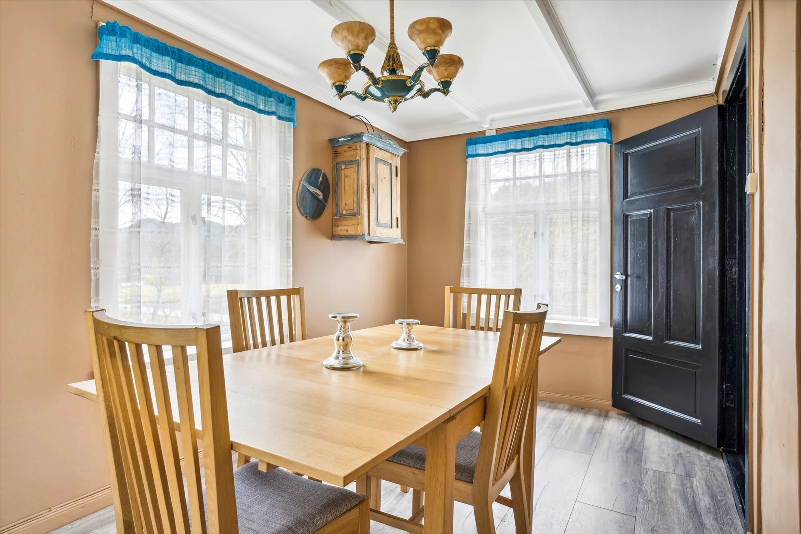 Spisestue ideelt for både avslapning og samvær med familie og venner. Galleribilde