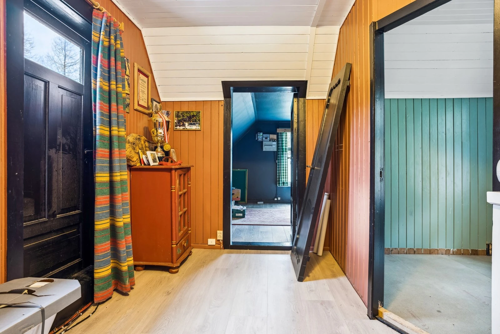 Gangen i andre etasje, og gir samtidig enkel tilgang til en koselig altan som er sørvendt, perfekt for å nyte frisk luft og utsikt. Galleribilde