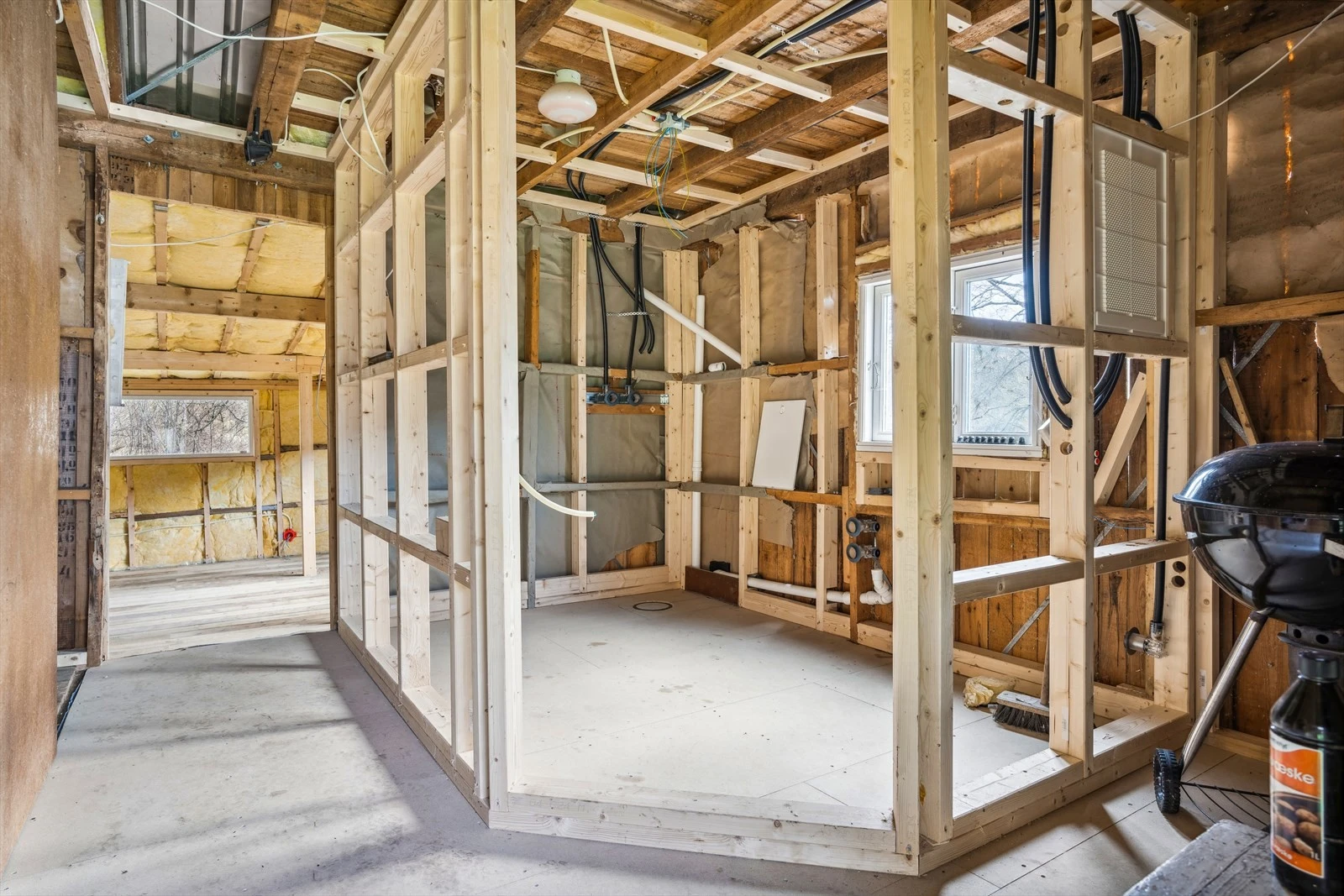 Påbegynt bad i uthuset, klar for å bli fullført etter egne ønsker og behov. Her er det lagt til rette for moderne innredning og med personlig preg. Galleribilde