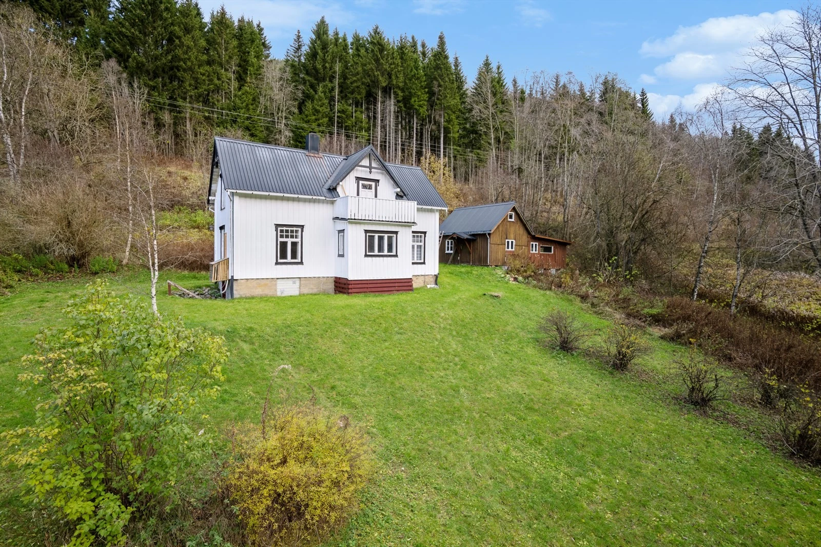 Opparbeidet tomt med hage. Perfekt for aktiviteter, med rikelig plass til lek, hagearbeid eller sosialt samvær. Galleribilde