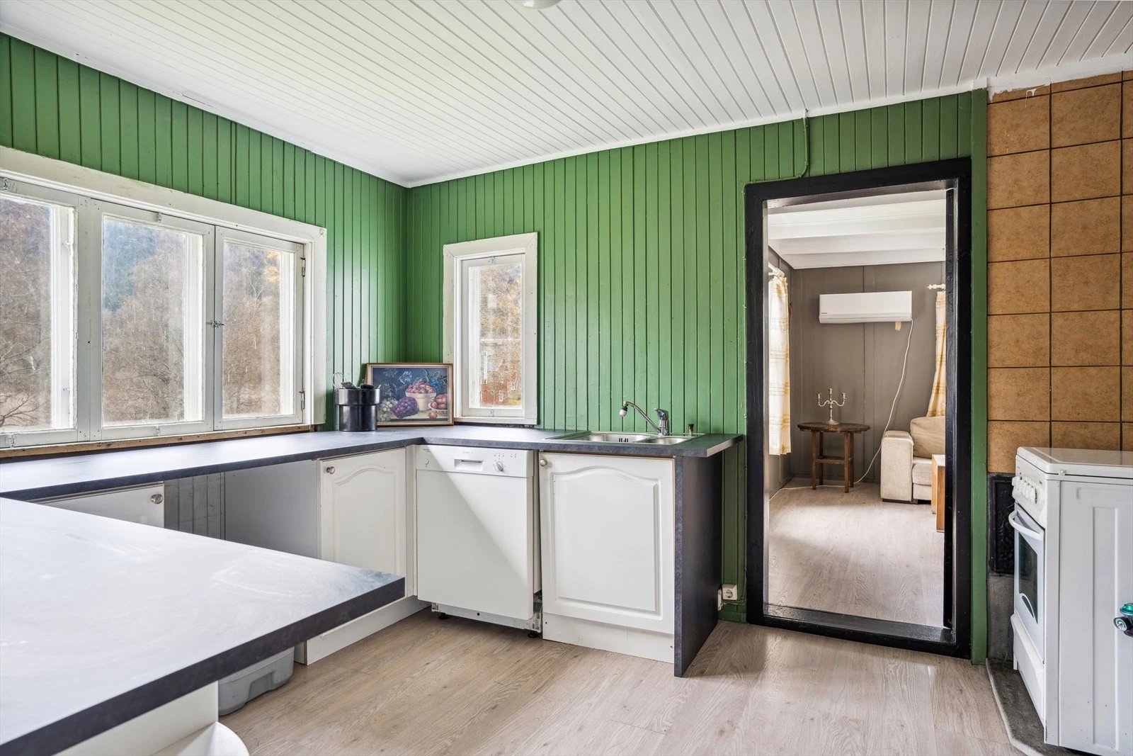 Lyst kjøkken med gasskomfyr og vaskekum. Galleribilde