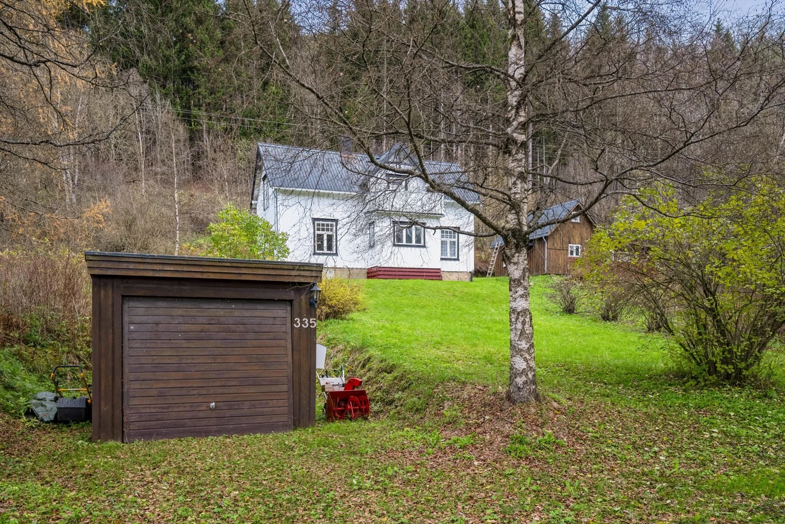Det medfølger parkering i garasje, samt biloppstillingsplass utenfor garasjeporten. Galleribilde