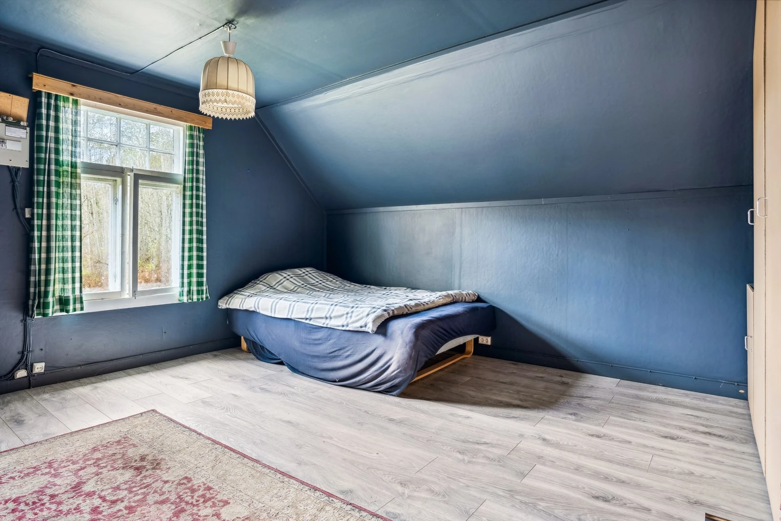 Hovedsoverom med god plass til både dobbelseng og rikelig oppbevaringsløsninger. Galleribilde