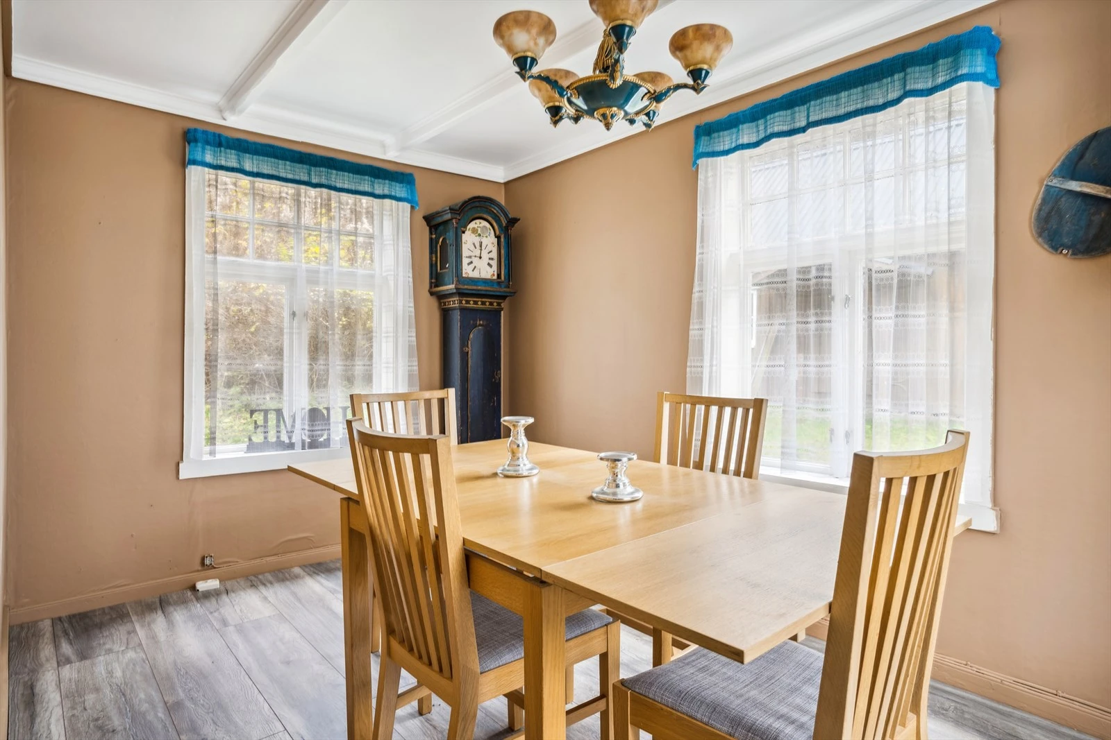 Lys og innbydende spisestue med store vindusflater som slipper inn rikelig med naturlig lys. Galleribilde