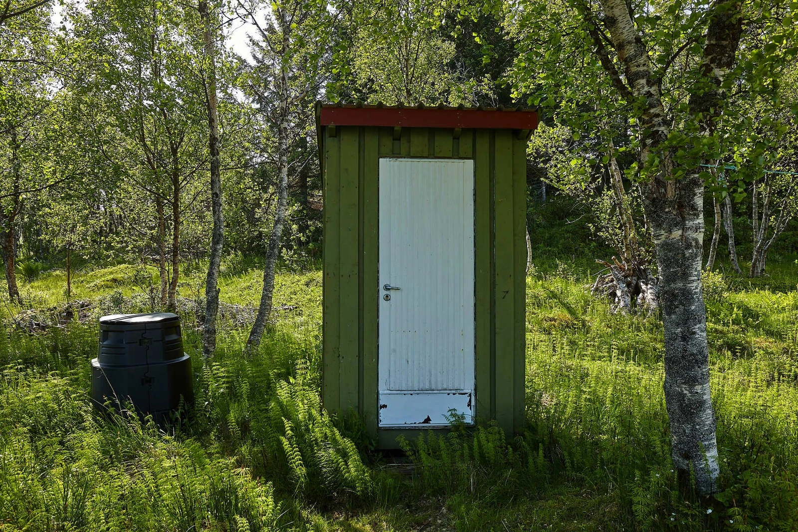 Trangen melder seg - du er ute, men utedoen er her for deg. Raskt inn, lettet ut :-) Galleribilde