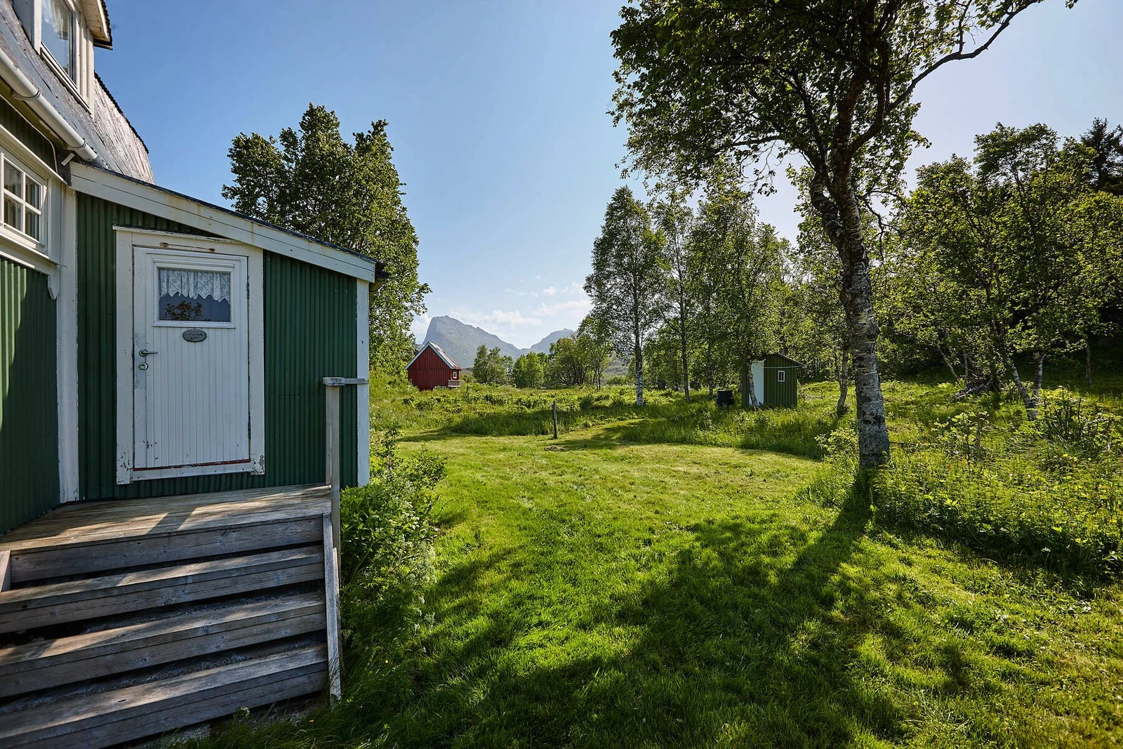 Tomten er noe opparbeidet ved boligen, men er vesentlig å betrakte som naturtomt med stedlig vegetasjon. Galleribilde