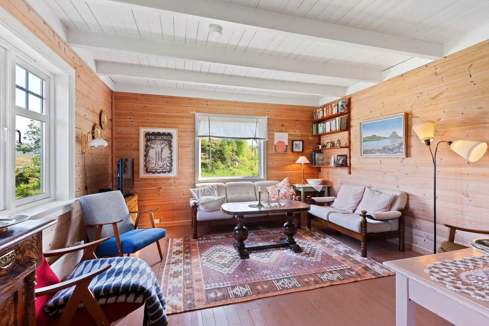 Stue 2 har vegger med panel og malte tregulv. Galleribilde