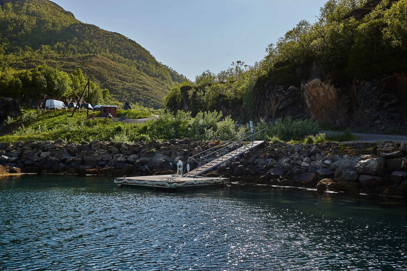 Det tar omtrent 15 minutter med småbåt fra Skjerfjorden, som er nærmeste båthavn på fastlandet. Galleribilde