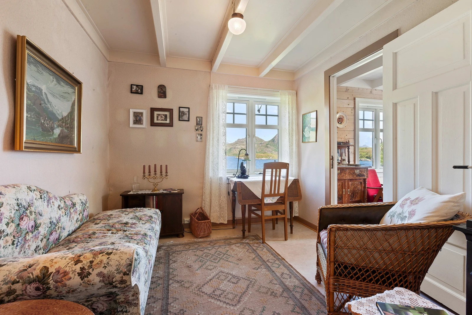 Stue 1 med tapet på vegger og belegg på gulv. Galleribilde