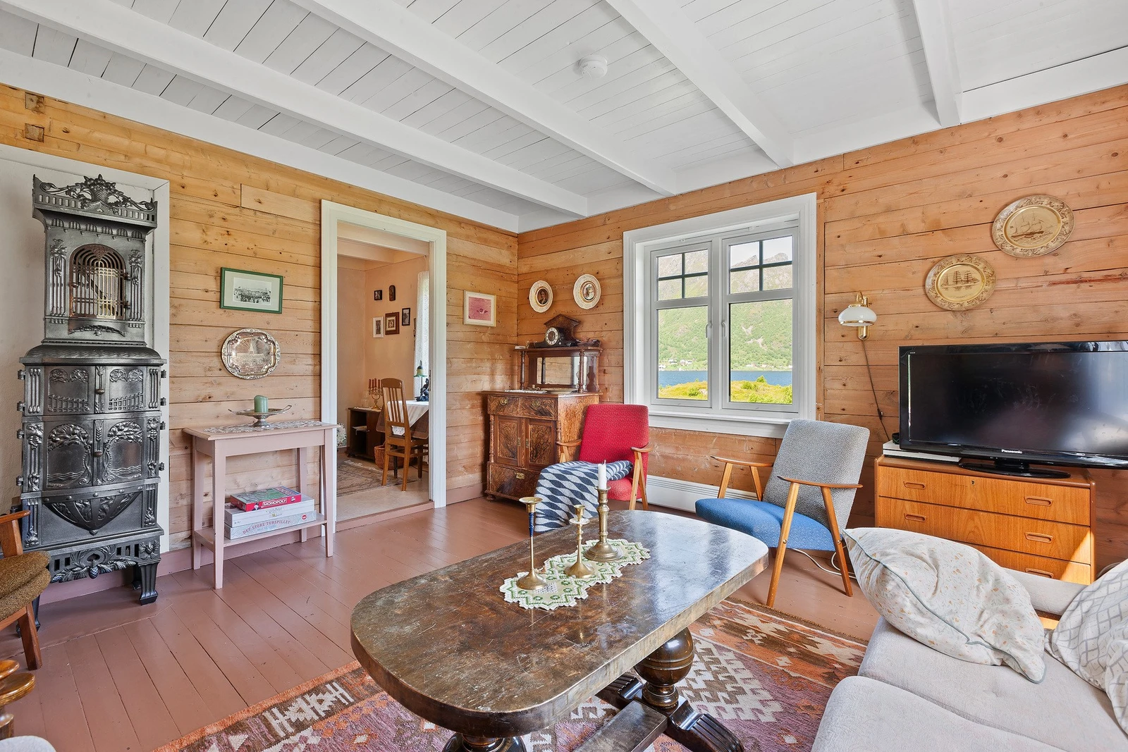 Flott, gammel ovn er som et smykke i stua. Galleribilde