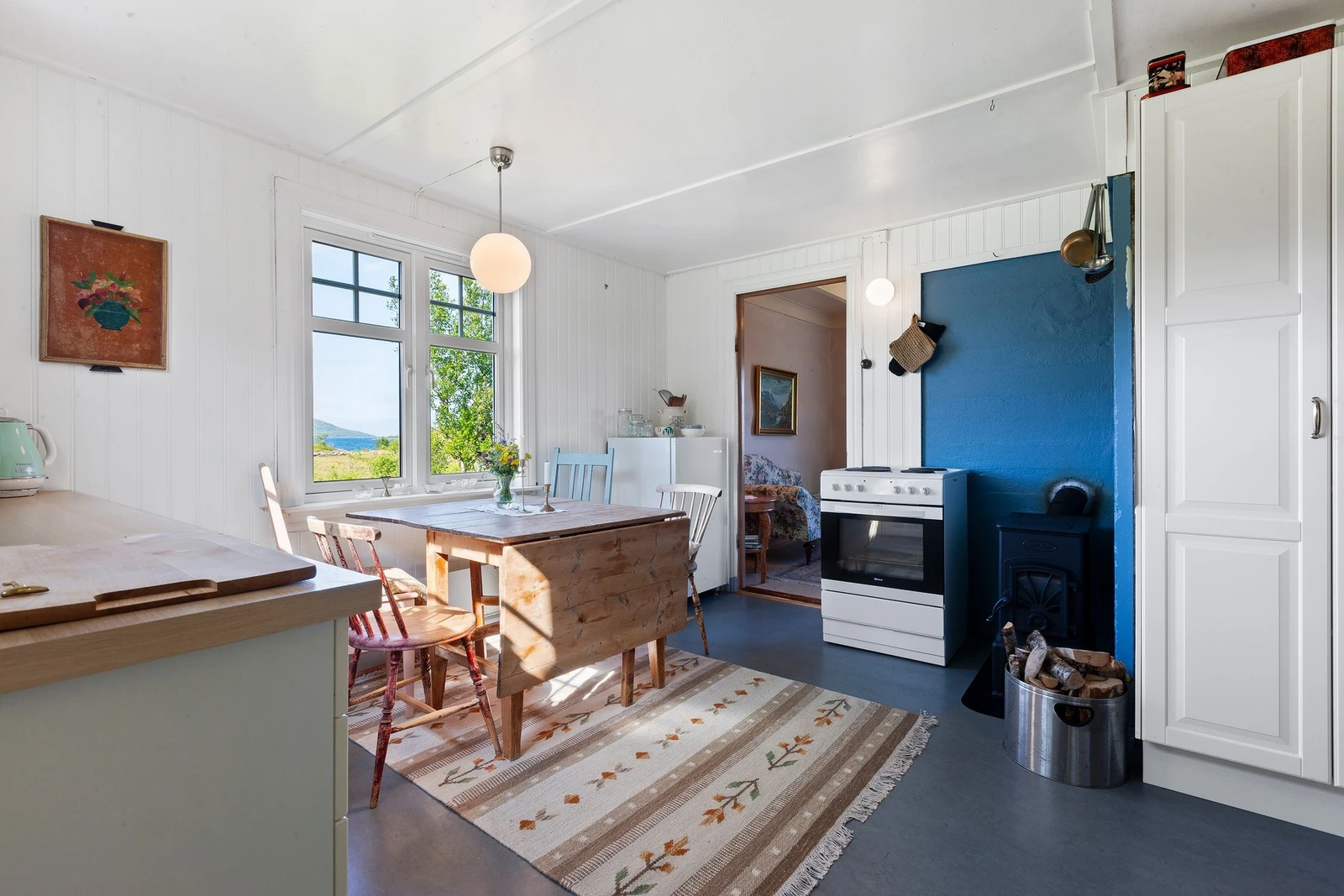 Hjemmekoselig kjøkken med vedovn. Galleribilde