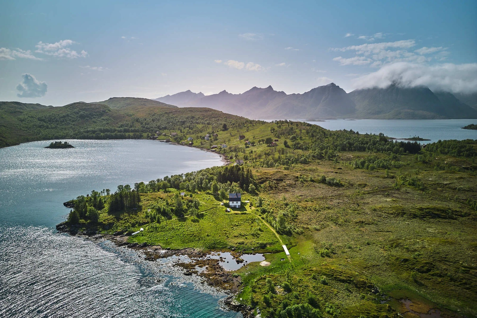 Adkomst skjer med småbåt til eiendommens egen båtstø. Galleribilde