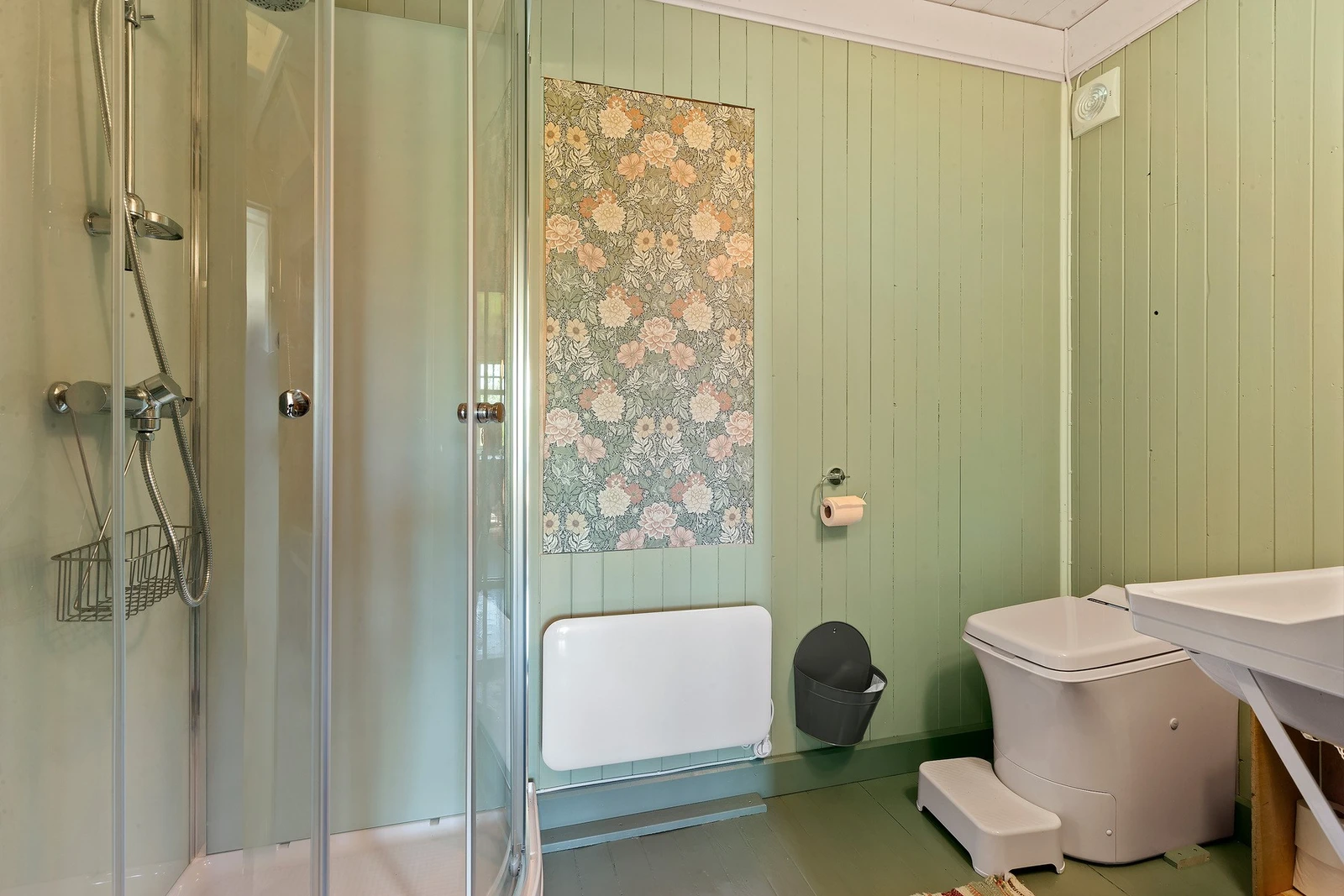 Hyttebadet har dusjkabinett, Cinderella forbrennings do og vask, samt avtrekksvifte i vegg fra ca. 2023. Galleribilde